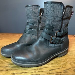 UGG Simmens Black Leather / Charcoal Boot - Women’s Size 8